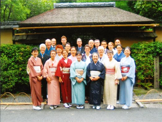 Group picture in front of Kabutomon in Kyoto